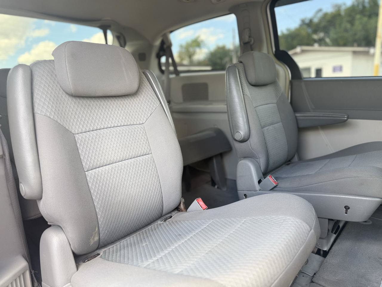 Used 2010 Chrysler Town & Country Touring FWD image 10
