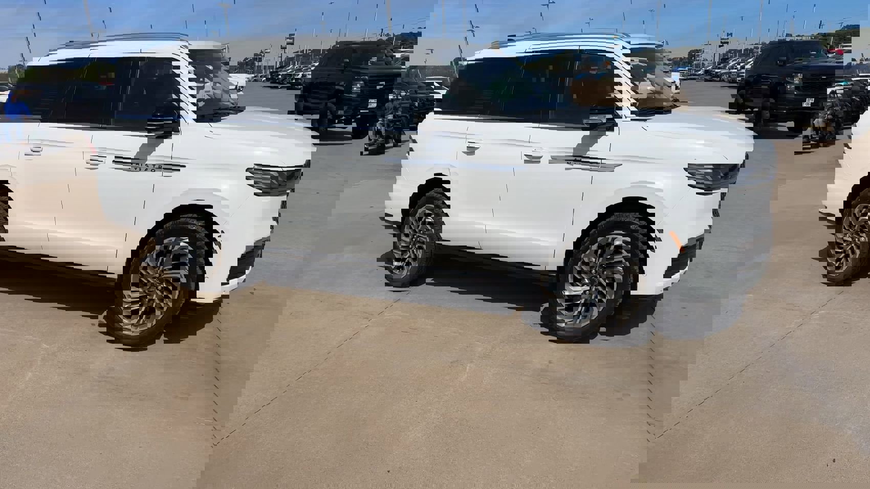 Used 2025 Lincoln Navigator Reserve image 2