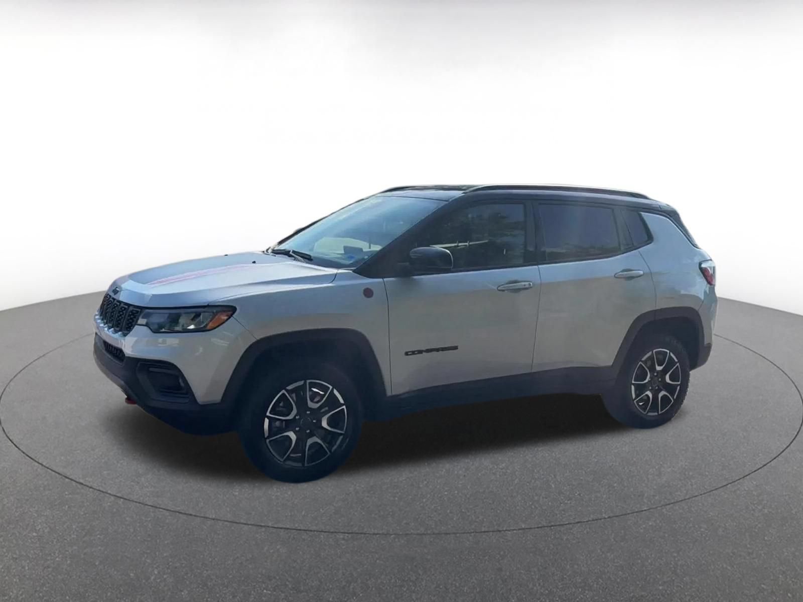 Used 2025 Jeep Compass Trailhawk AWD/4WD image 6