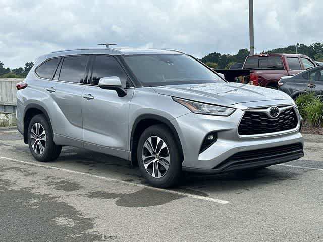 Used 2020 Toyota Highlander XLE AWD/4WD image 32