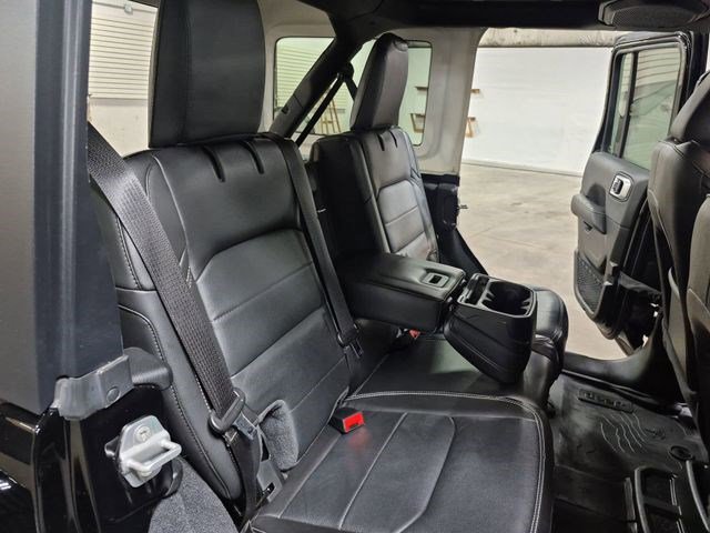 Used 2023 Jeep Wrangler Unlimited Sahara w/ Cold Weather Group AWD/4WD image 28
