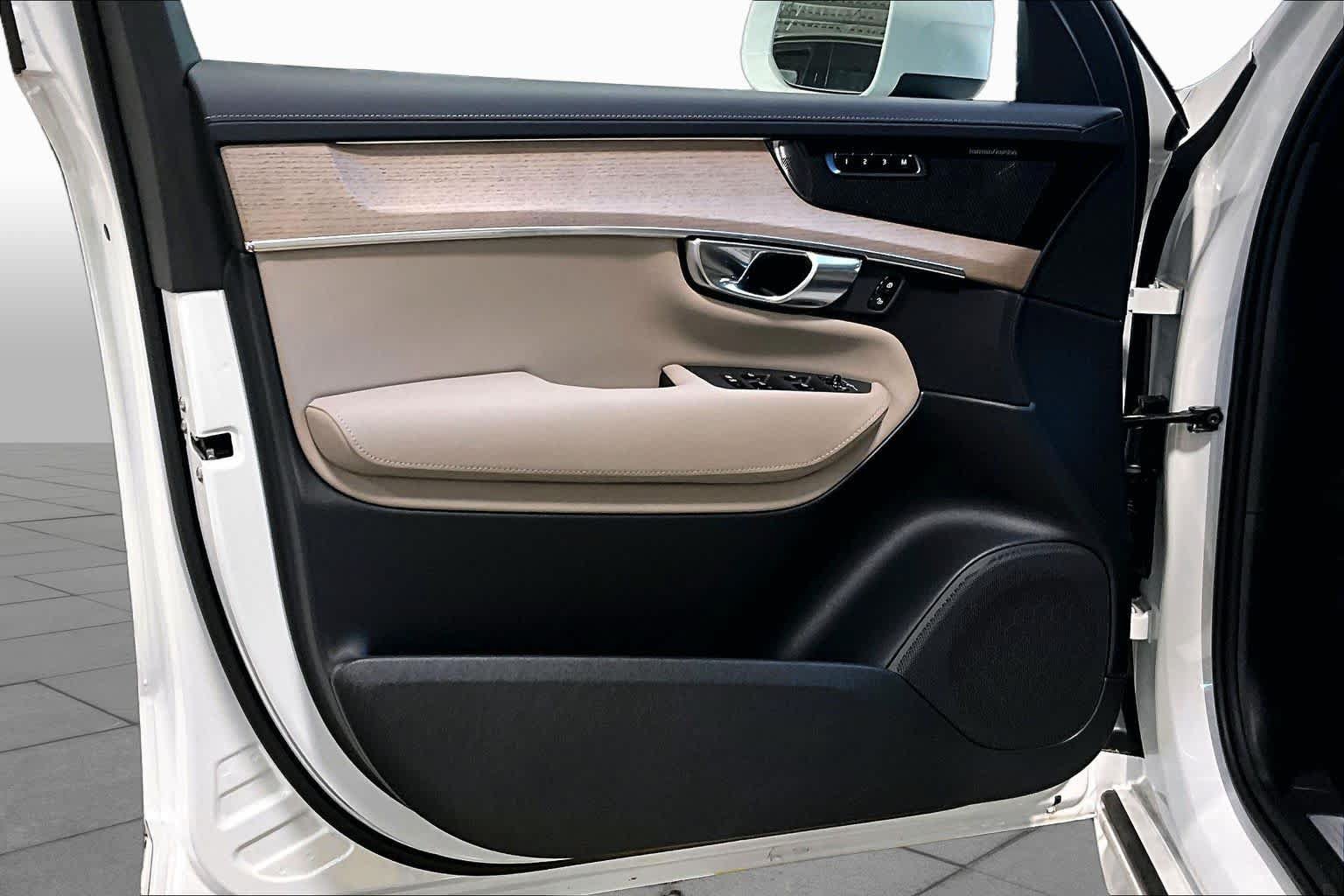 New 2026 Volvo XC90 B6 Plus w/ Protection Package Premier AWD/4WD image 11