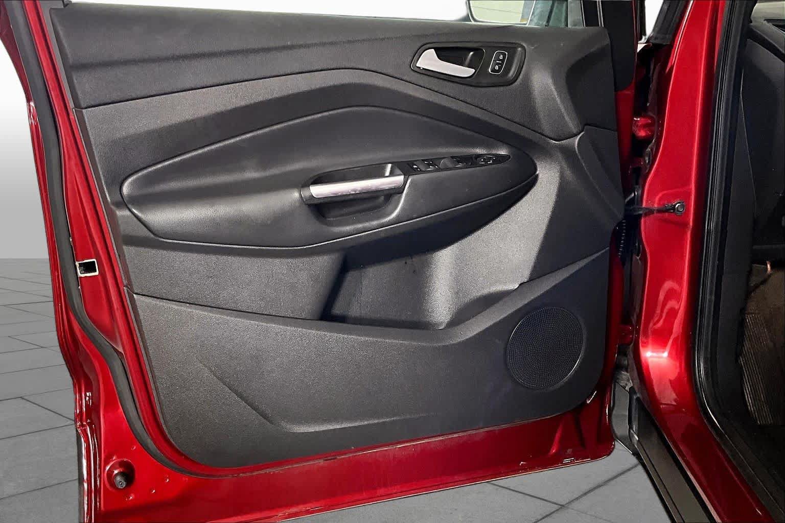Used 2017 Ford Escape SE w/ Equipment Group 201A FWD image 21