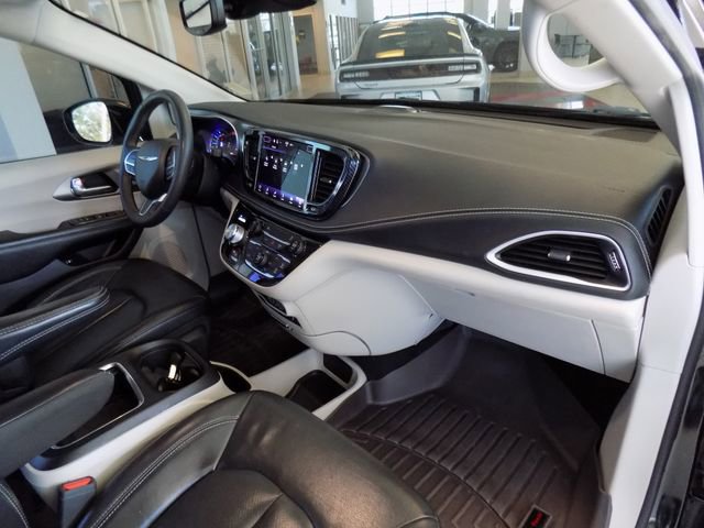 Used 2022 Chrysler Pacifica Touring-L image 23
