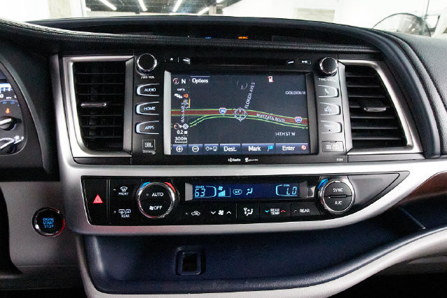 Used 2015 Toyota Highlander Limited Platinum AWD/4WD image 18