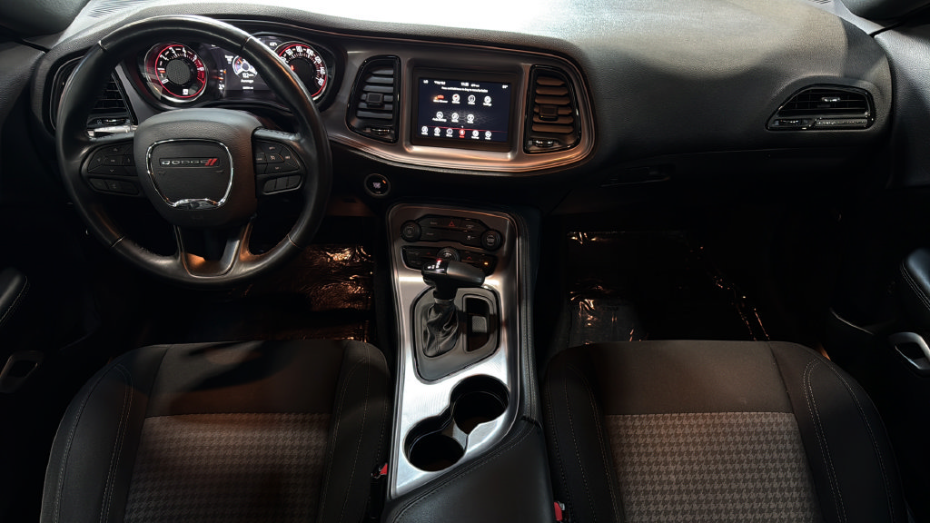 Used 2023 Dodge Challenger SXT RWD image 33