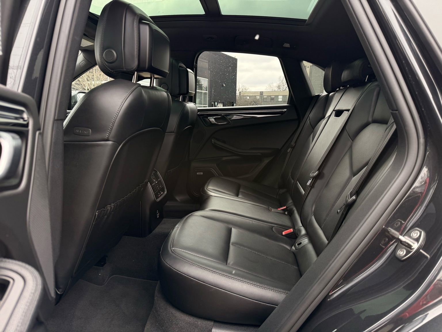 Used 2022 Porsche Macan image 40