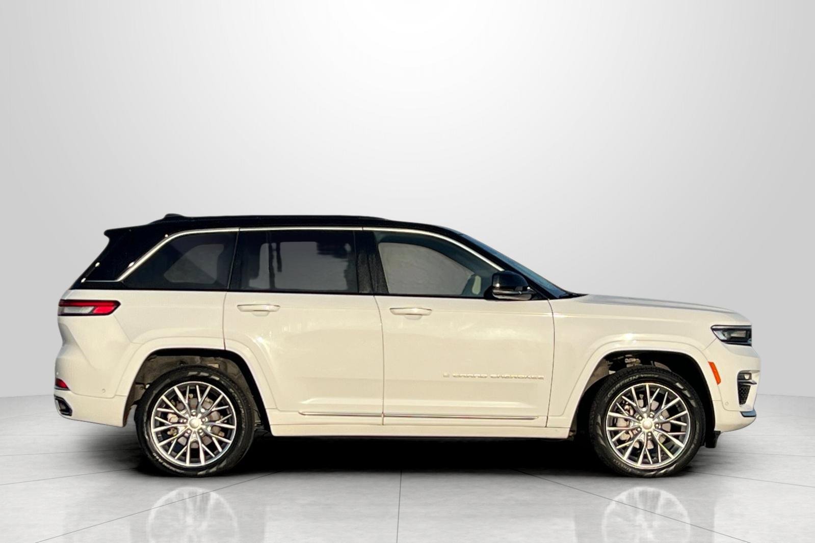 Used 2024 Jeep Grand Cherokee Summit image 4