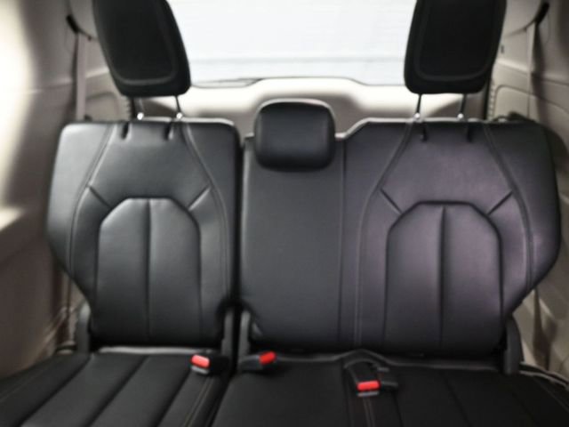 Used 2022 Chrysler Pacifica Touring-L image 14