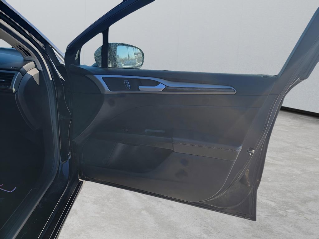 Used 2017 Ford Fusion SE w/ Fusion SE Technology Package image 31