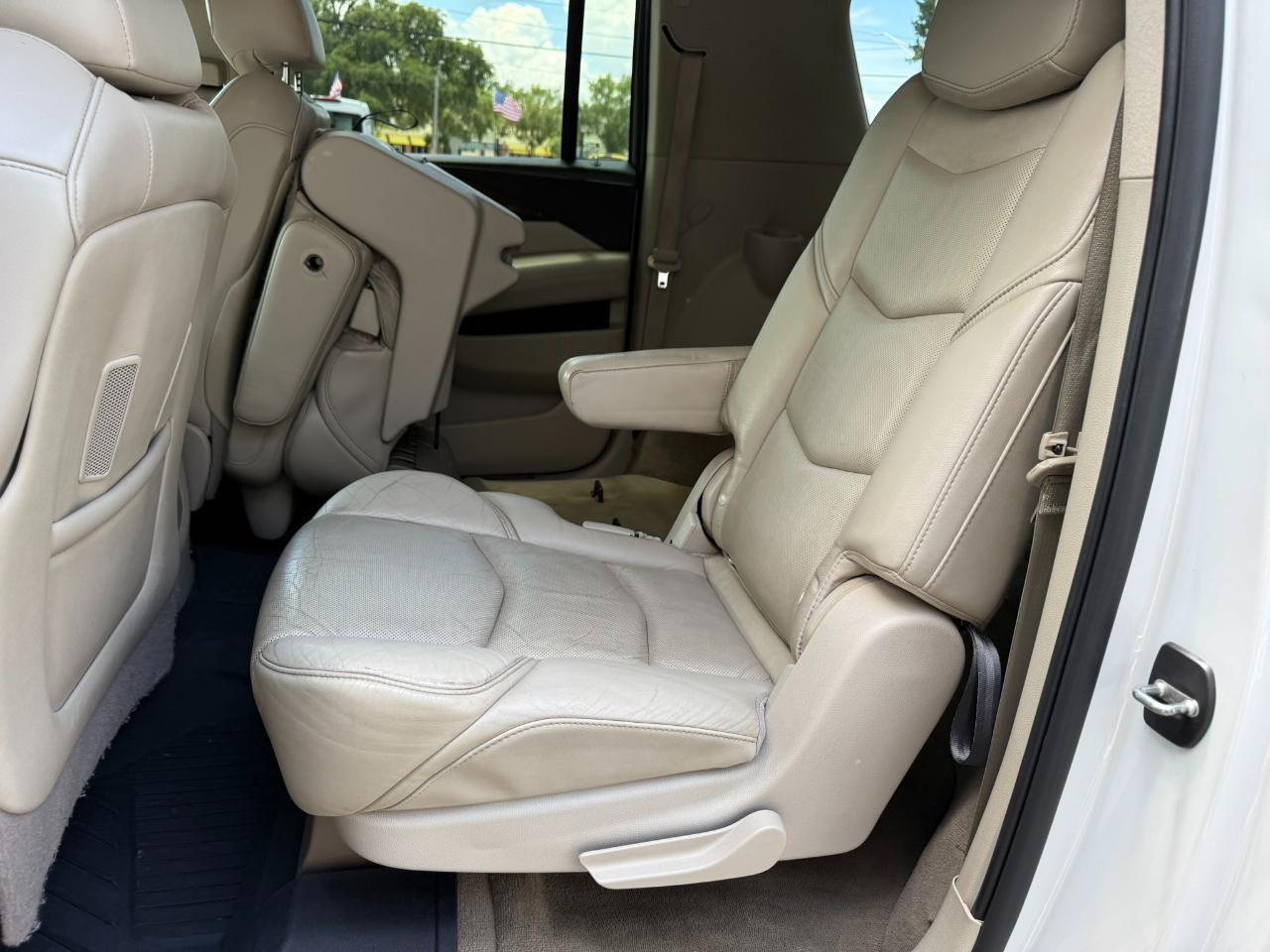 Used 2018 Cadillac Escalade ESV Luxury RWD image 25