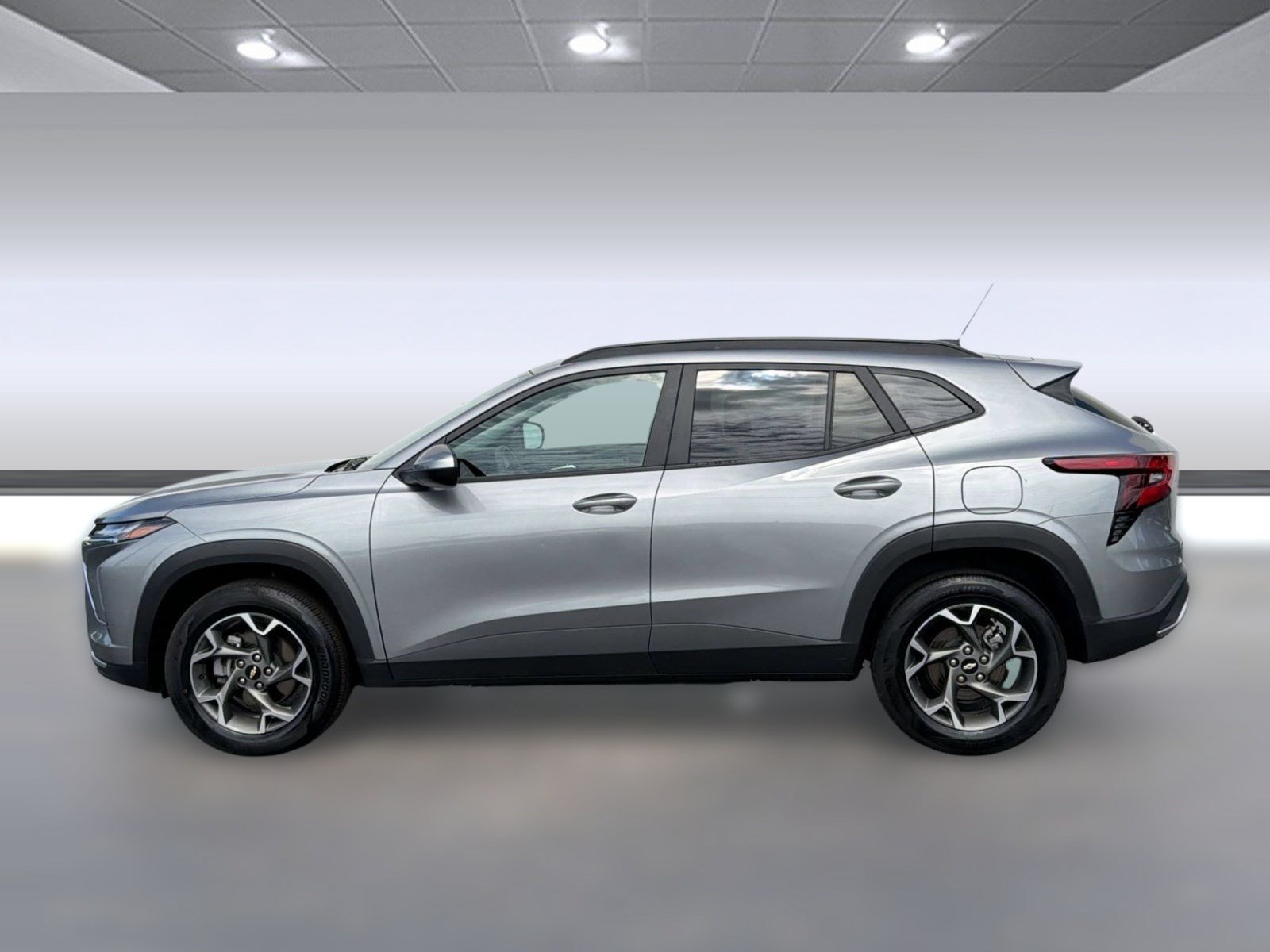 Used 2025 Chevrolet Trax LT FWD image 2