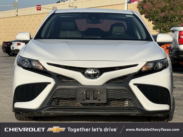 Used 2023 Toyota Camry SE FWD image 3