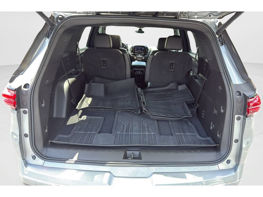 Used 2023 Chevrolet Traverse High Country FWD image 9