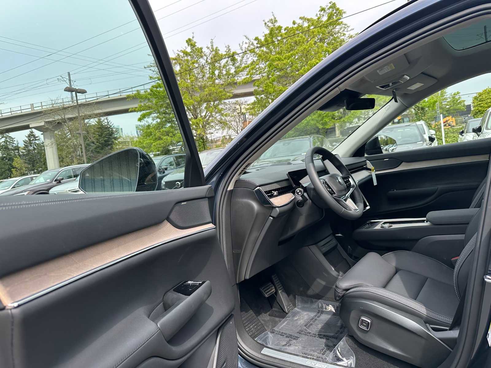 Used 2025 Volvo EX90 Plus w/ Protection Package Premier AWD/4WD image 21