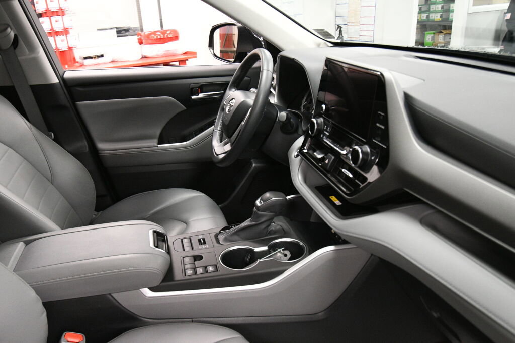 Certified 2023 Toyota Highlander XLE image 32