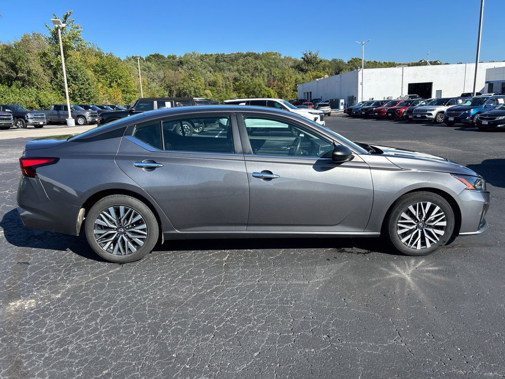 Used 2024 Nissan Altima 2.5 SV FWD image 4