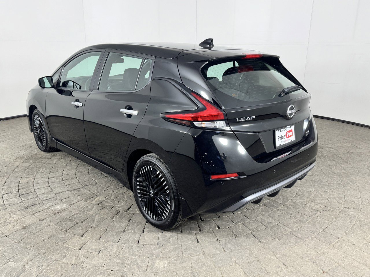 Used 2025 Nissan Leaf SV Plus image 4