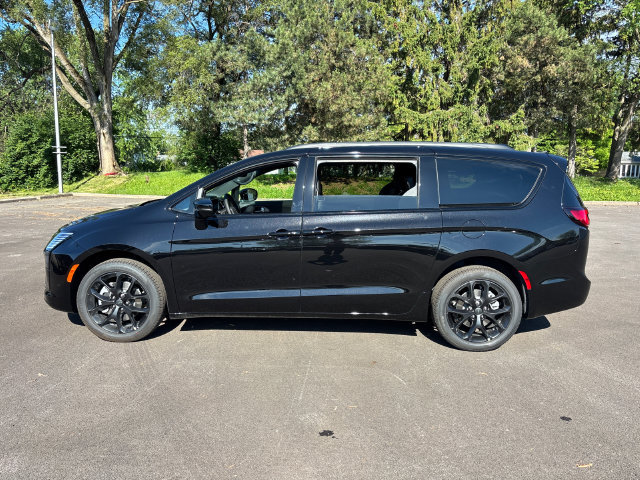 New 2027 Chrysler Pacifica Limited w/ Family Tech Group AWD/4WD image 3