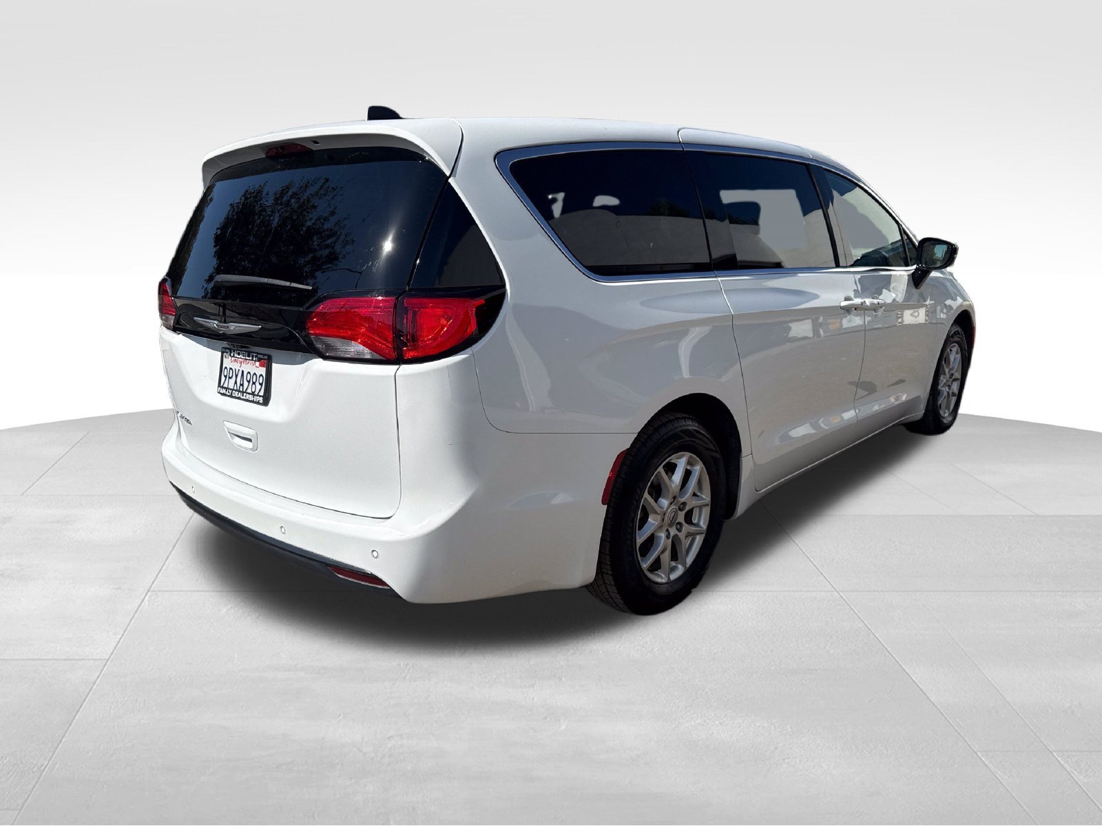 Used 2025 Chrysler Voyager LX FWD image 5