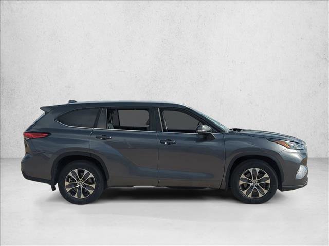 Used 2023 Toyota Highlander XLE image 4