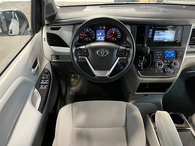 Used 2017 Toyota Sienna L FWD image 18