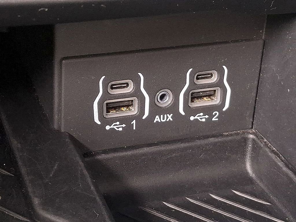 Used 2025 Chrysler Pacifica Limited FWD image 25
