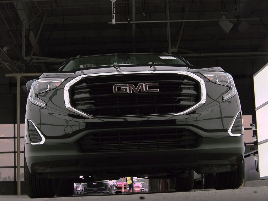 Used 2020 GMC Terrain SLE w/ Driver Convenience Package image 3
