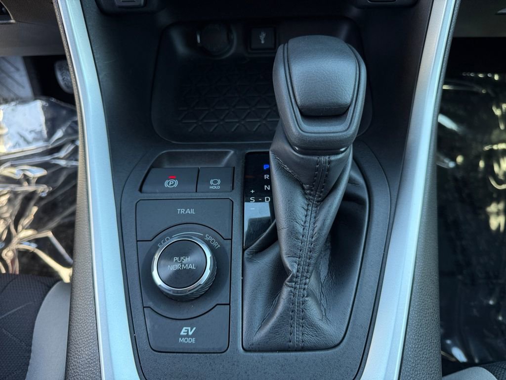 Used 2021 Toyota RAV4 XLE w/ Convenience Package image 17
