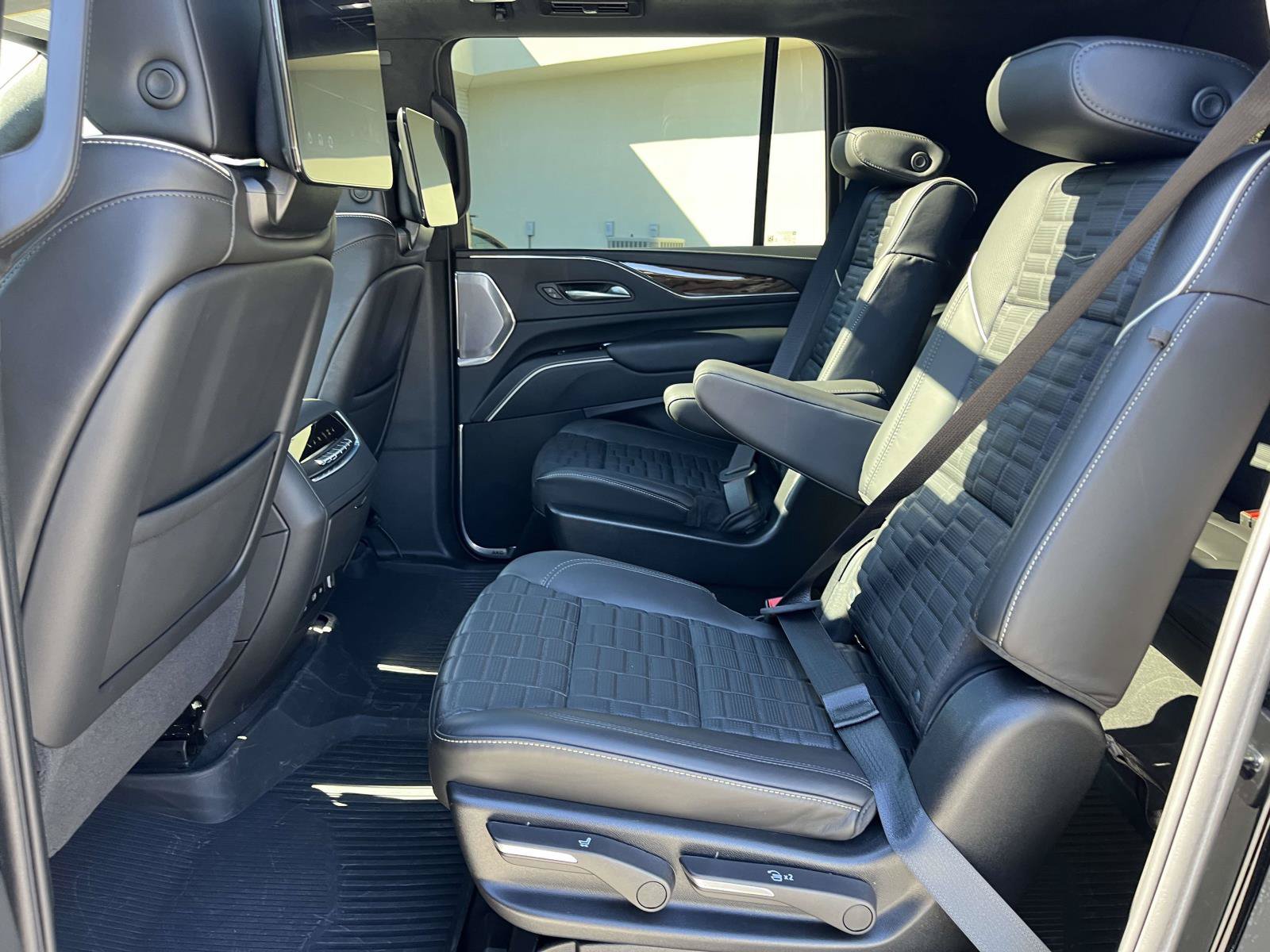 Used 2023 Cadillac Escalade ESV Sport Platinum w/ LPO, ONYX Package AWD/4WD image 14