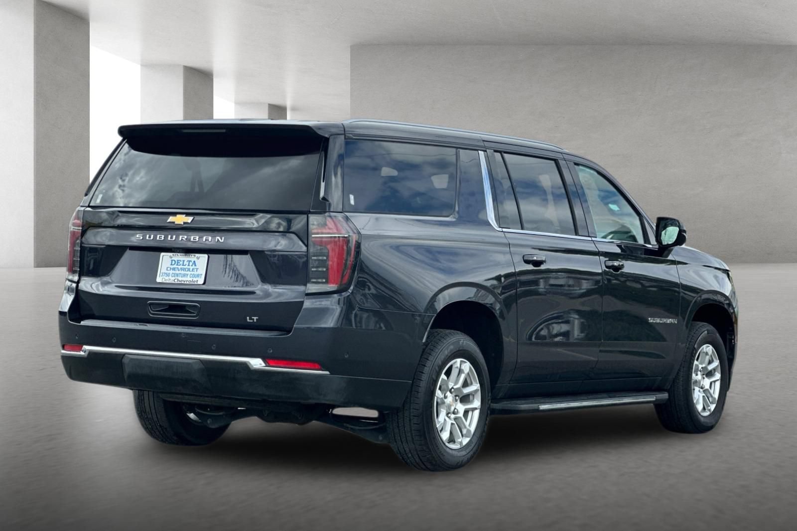 Used 2025 Chevrolet Suburban LT AWD/4WD image 4