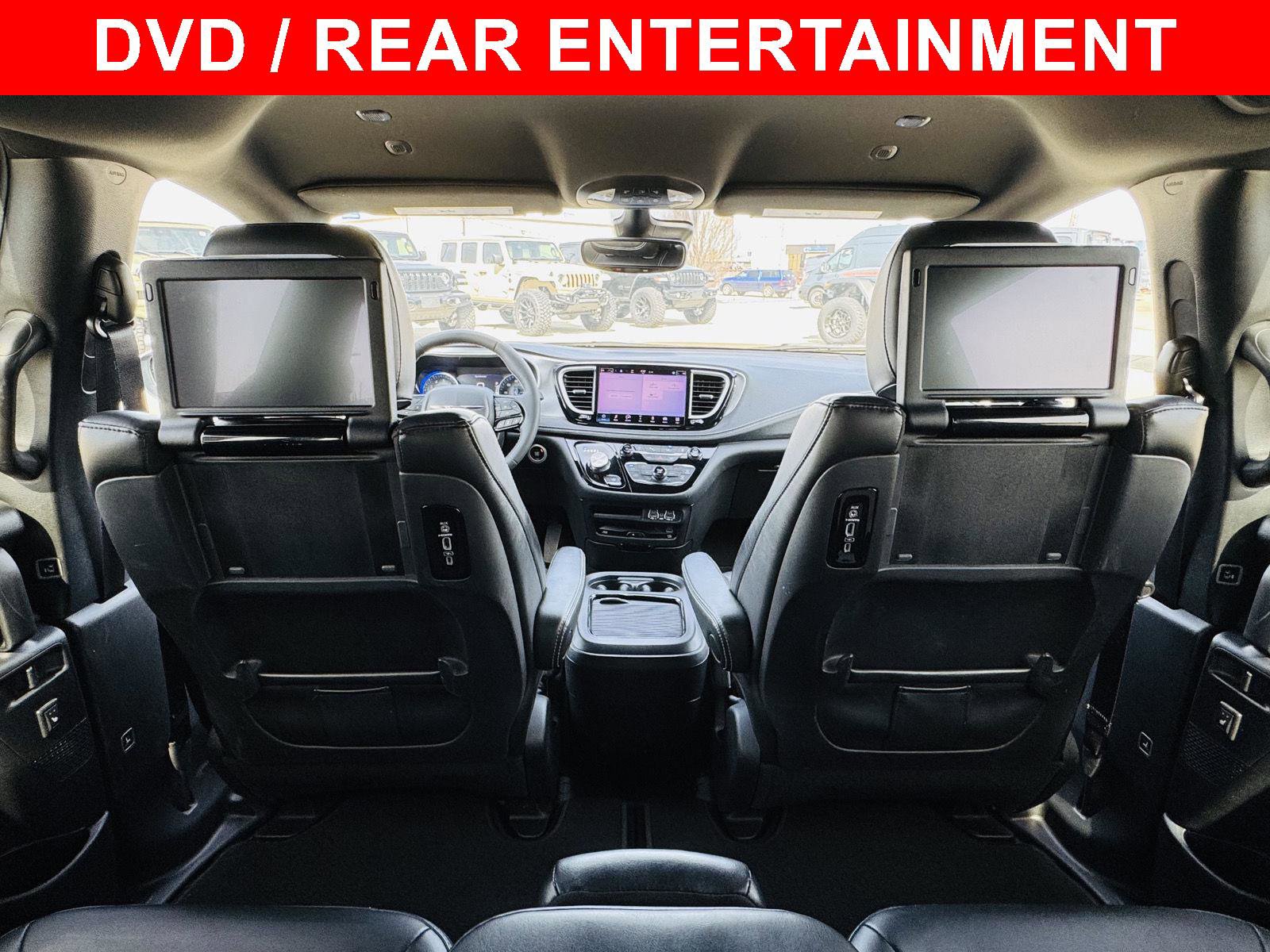 Used 2023 Chrysler Pacifica Touring-L w/ Uconnect Theater Family Group image 4
