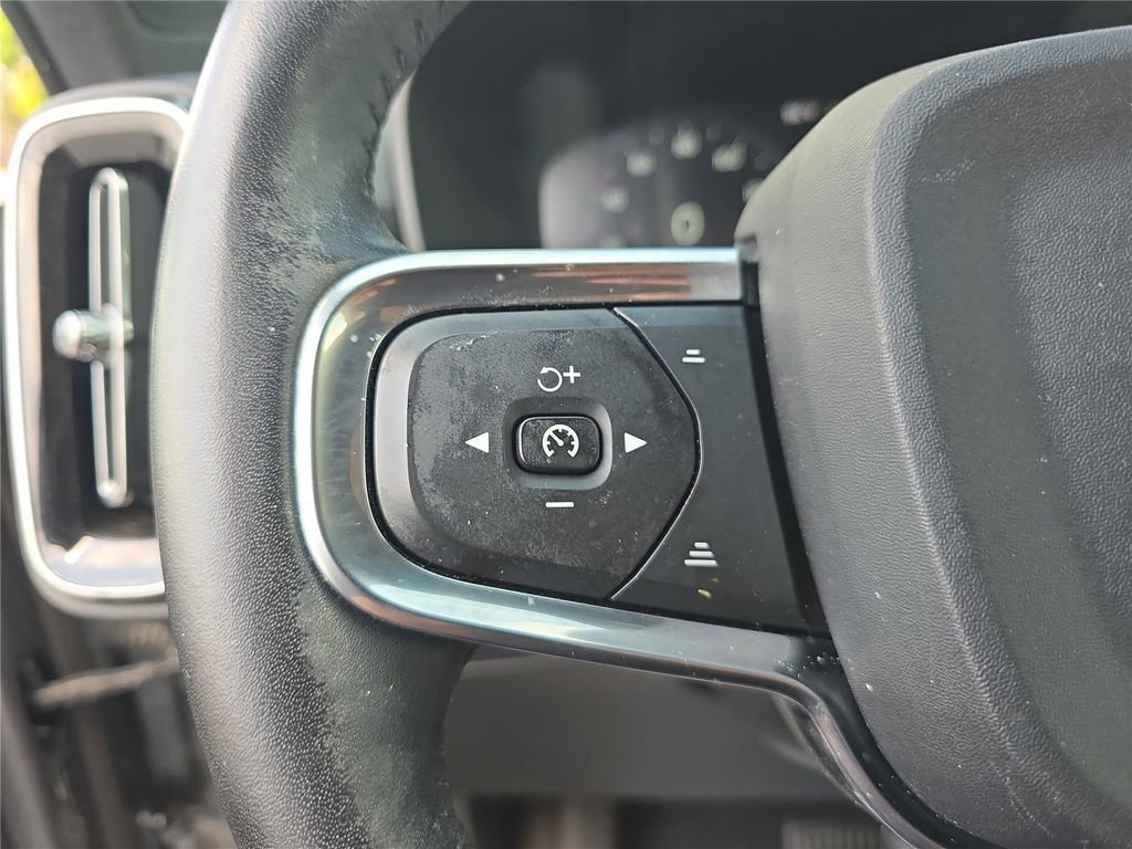Used 2019 Volvo XC40 T5 Momentum image 24