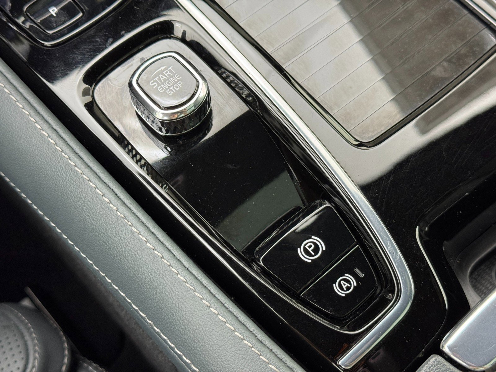 Used 2024 Volvo S90 T8 Ultimate image 30