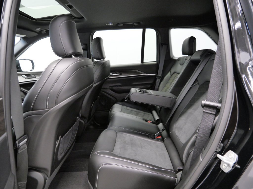 Used 2026 Jeep Grand Cherokee Altitude AWD/4WD image 11
