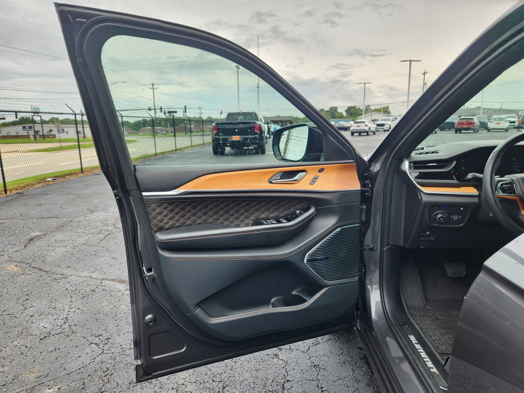 Used 2022 Jeep Grand Cherokee Summit AWD/4WD image 22