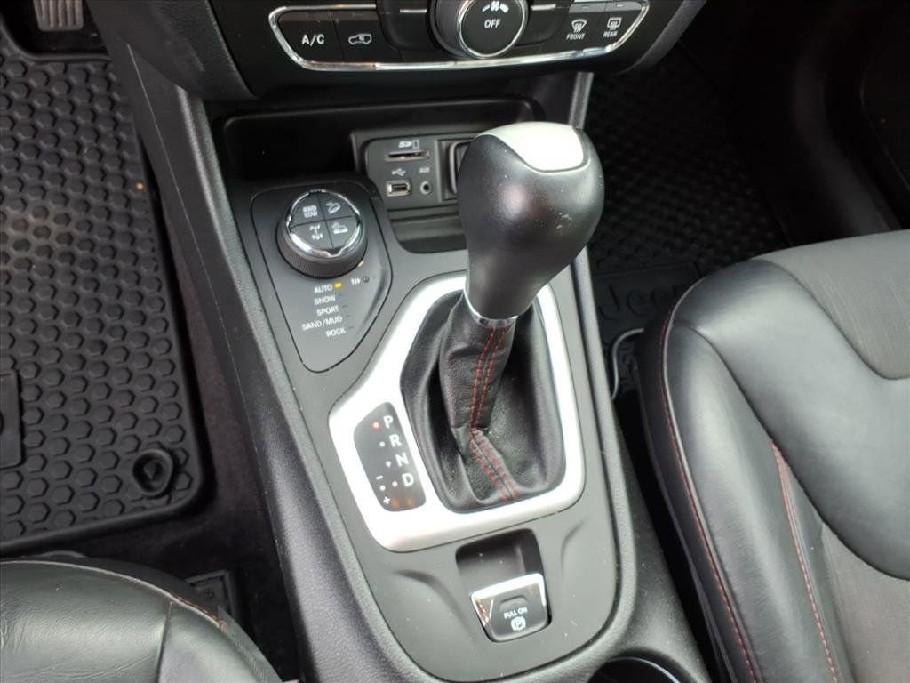 Used 2017 Jeep Cherokee Trailhawk w/ Cold Weather Group image 31