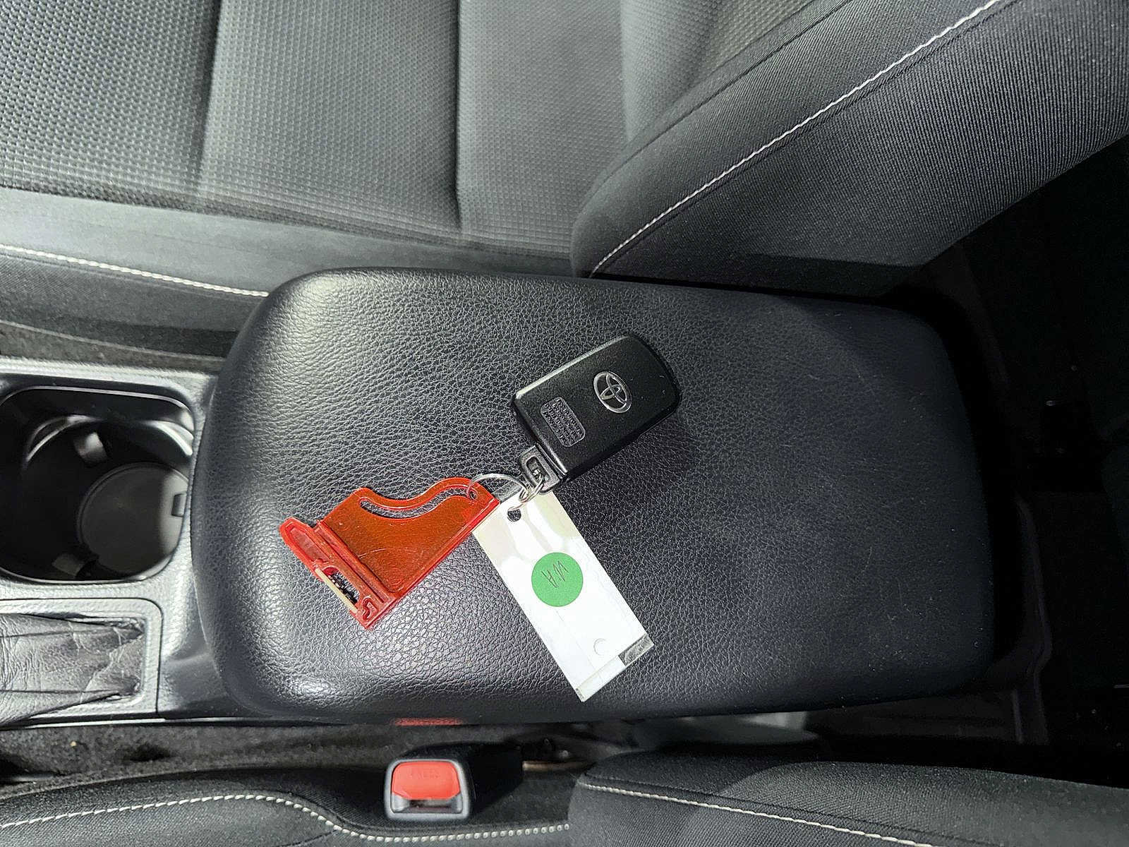 Used 2018 Toyota RAV4 XLE AWD/4WD image 30