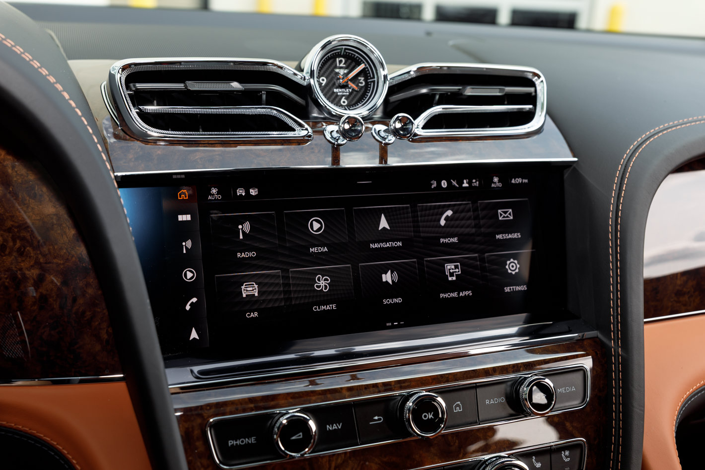 Certified 2023 Bentley Bentayga Extended Wheelbase AWD/4WD image 42
