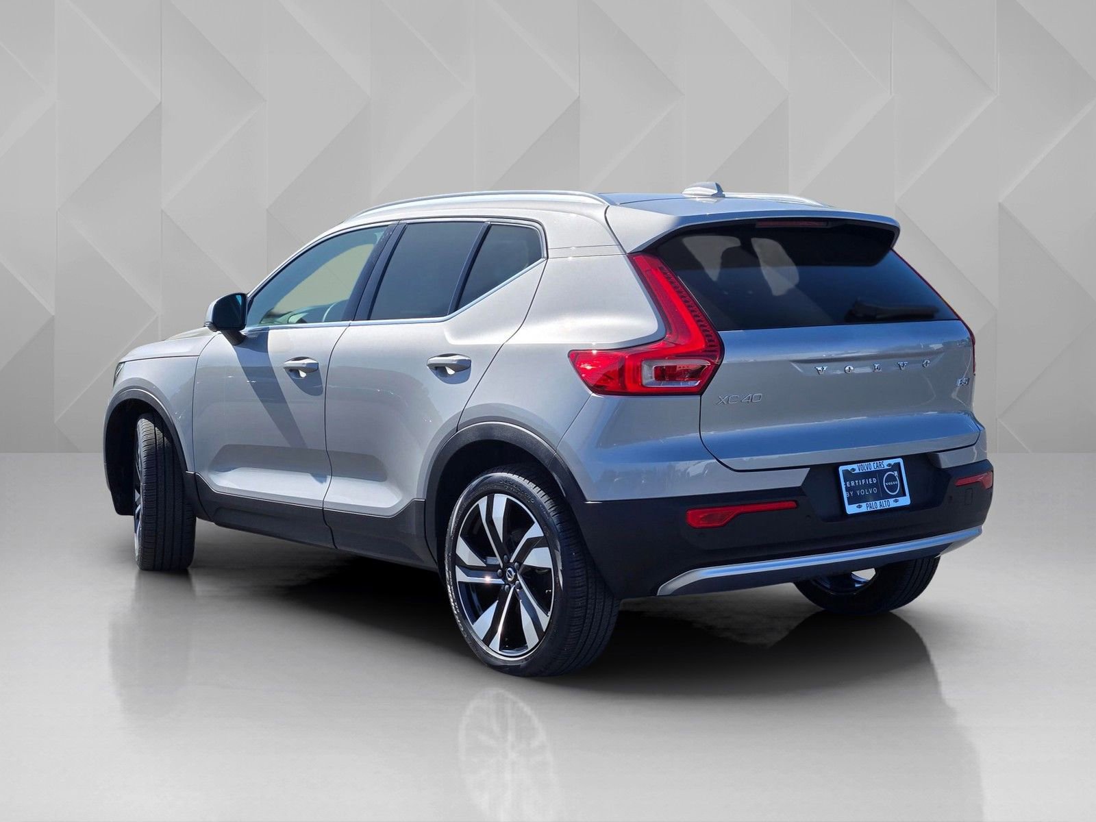 Used 2025 Volvo XC40 B5 Plus image 4