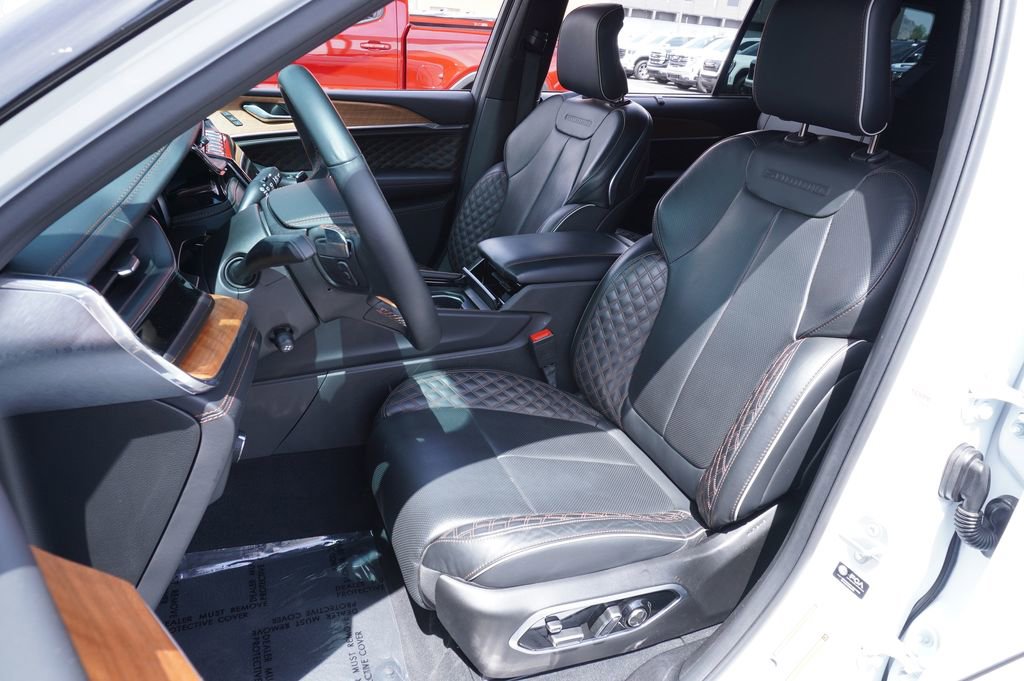 Used 2025 Jeep Grand Cherokee L Summit AWD/4WD image 15