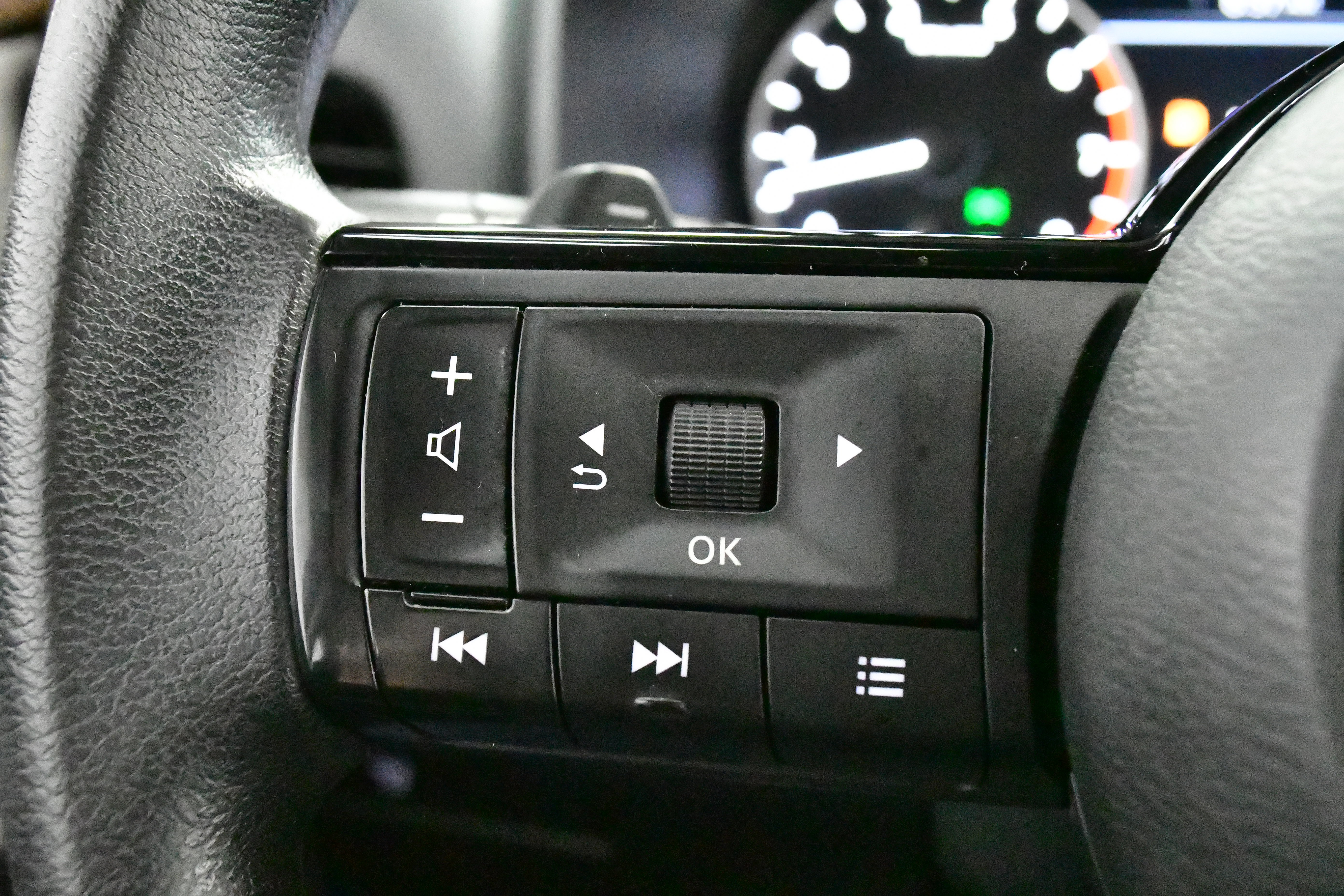 Used 2023 Nissan Rogue SV image 40