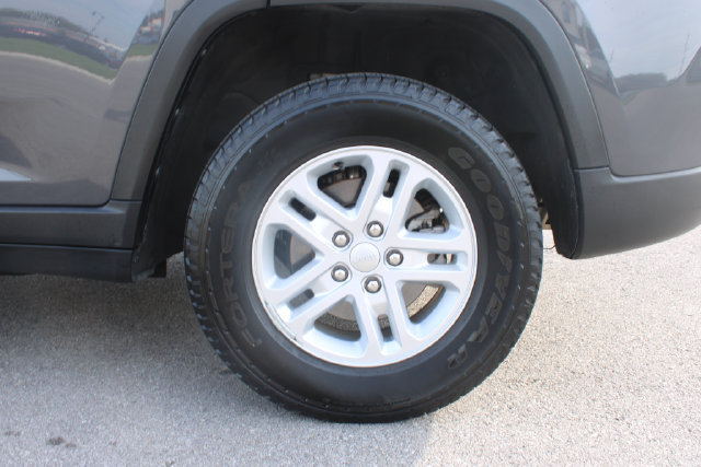 Used 2024 Jeep Grand Cherokee Laredo RWD image 35
