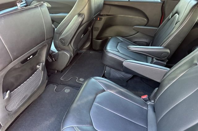 Used 2025 Chrysler Pacifica Select image 13
