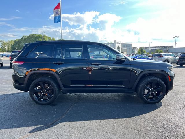 Used 2023 Jeep Grand Cherokee Limited w/ Black Appearance Package AWD/4WD image 7