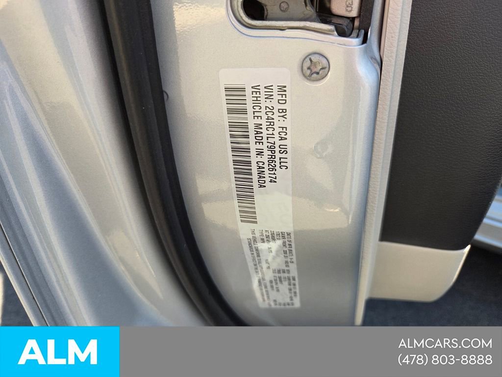 Used 2023 Chrysler Pacifica Touring-L image 22