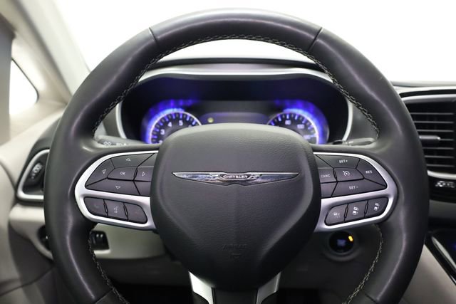 Used 2023 Chrysler Pacifica Touring-L image 17