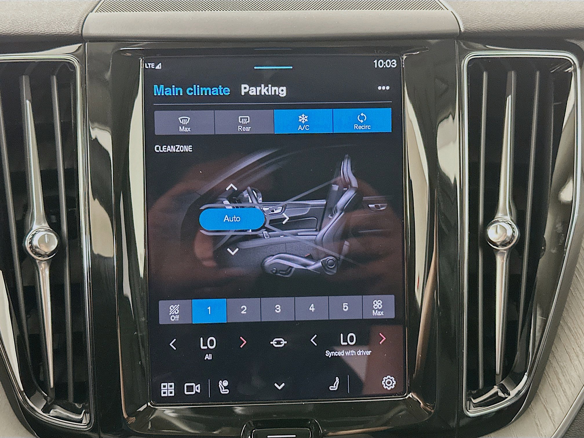 Used 2025 Volvo XC60 B5 Plus image 23