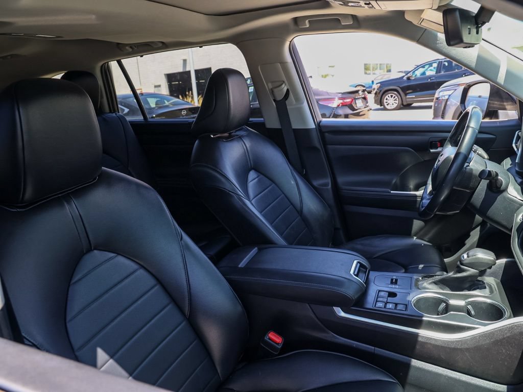 Used 2023 Toyota Highlander XLE FWD image 21