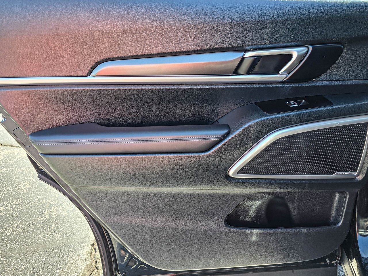 Used 2025 Kia Telluride S image 32